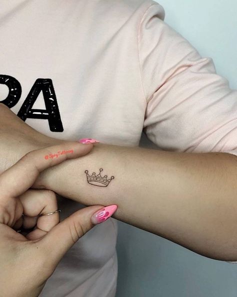 Princess Tiara Tattoo, Tatoo Crown, Crown Tattoo On Wrist, Crown Finger Tattoo, Tiara Tattoo, Small Crown Tattoo, Crown Tattoos For Women, Tattoo On The Wrist, Cute Tattoos On Wrist