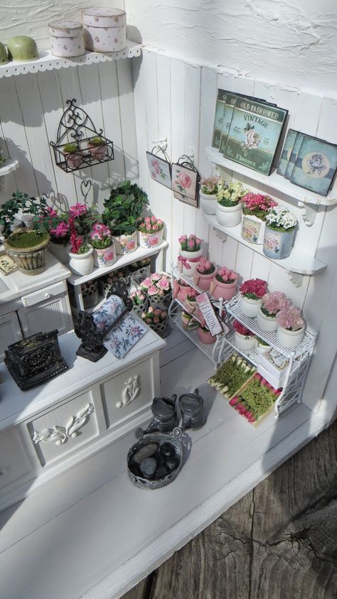 miniatyrmama: News in the Flower shop! Inside A Flower Shop, Miniature Flower Shop, Grandma Birthday Card, Room Boxes, Mini Flowers, Florist Shop, Miniature Plants, Miniature Rooms, Tiny World