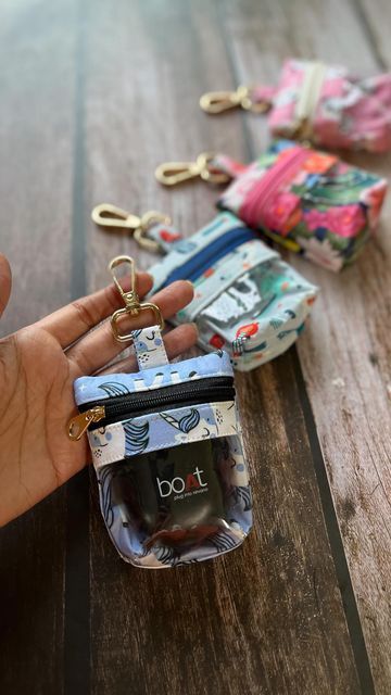 Mini Pouch Keychain, Diy Mini Bag, Bag Holder Pattern, Star Wars Bag, Sewing Handbag, Leather Working Tools, Pouch Diy, Diy Bag Designs, Tote Bags Sewing