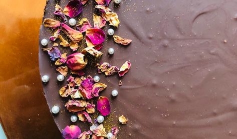 Dark Chocolate-Rose Tart with Cardamom & Sea Salt – Chef Priyanka: Vegan Celebrity Chef, TV Host, Author Rose Petal Cake, Rose Tart, Edible Gold Glitter, Flower Desserts, Milk Tart, Chocolate Torte, Wedding Cake Roses, Chocolate Roses, Chocolate Cake Decoration