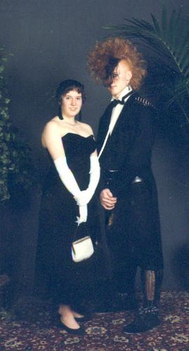 Prom Outfits For Guys, Funny Prom, Prom Dates, Goth Prom, Awkward Photos, 80s Prom, Awkward Family Photos, Vintage Prom, Prom Photos