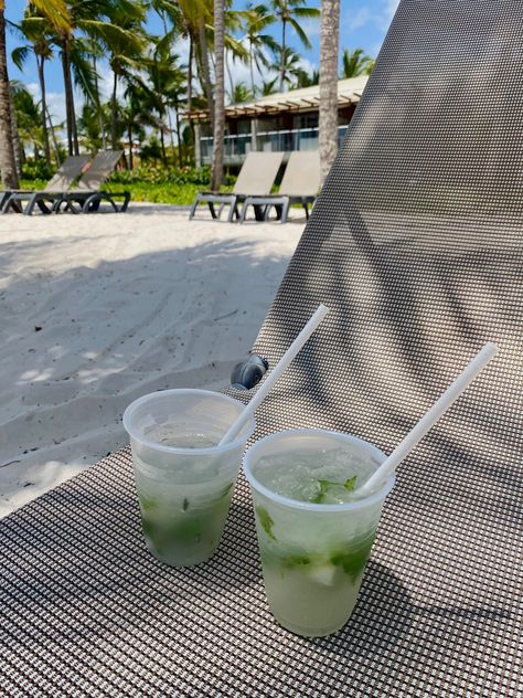 #vacationmode #vacationtime #mojito #republicadominicana #beach #friends #friendshipgoals Margarita On The Beach, Mojito Aesthetic, Barcelona Beach, Senior Trip, Beach Ideas, Fancy Drinks, Beach Friends, Margarita Recipes, Punta Cana