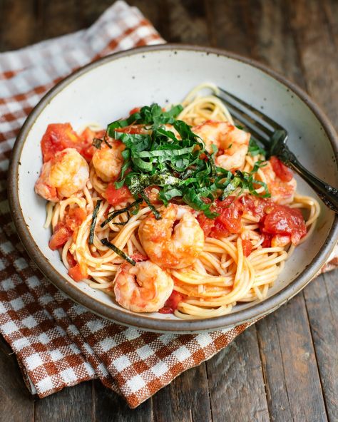 Tomato Prawn Wafu Pasta (Japanese-style pasta) — saltnpepperhere Wafu Pasta, Dashi Powder, Shiso Leaves, Spot Prawns, Japanese Rice Bowl, Dried Chili Peppers, Cooking Tomatoes, Pasta Pot, Tomato Salad