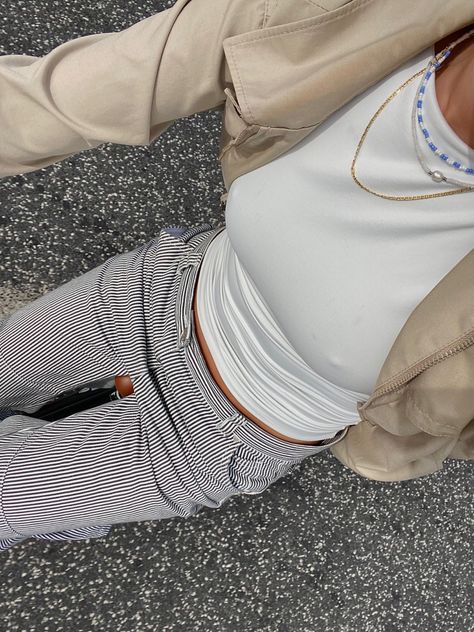 Striped Jeans Outfit Winter, Striped Cargo Pants Outfit, Stripped Pants Women Outfit, Stripped Trousers Outfit Women, Stripped Pants Outfit Women, Stripped Jeans Outfit, Stripe Jeans Outfit, Stripe Trousers Outfit, Striped Jeans Outfit