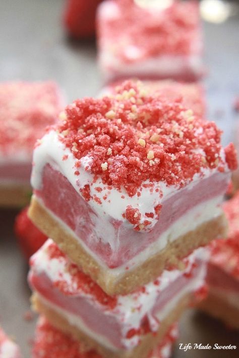 Strawberry Shortcake Ice Cream Bars make the perfect summer treat & are a fun twist on the classic Good Humor popsicles. Strawberry Shortcake Ice Cream Bars, Cake Crumble, Ice Cream Bar Recipe, Fabulous Desserts, Strawberry Shortcake Ice Cream, Ice Cream Bars, Strawberry Shortcake Recipes, Shortcake Recipe, Salty Cake