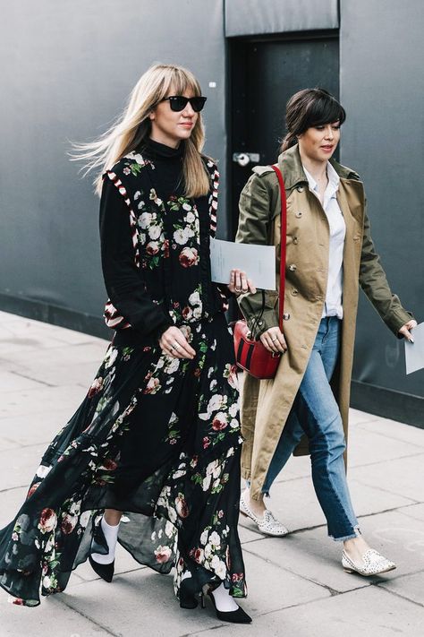 Want to know how to wear a sheer dress in the winter? Get some inspiration from fashion girls. Dress With Turtleneck Underneath, Dress In The Winter, Dress With Turtleneck, Long Sheer Dress, Gauzy Dress, Italian Fashion Street, Street Style 2017, Nyfw Street Style, Collage Vintage