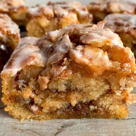 Cinnamon Apple Cake - Fitwaffle Kitchen Cinnamon Cake Recipe, Cinnamon Apple Cake, Apple Cinnamon Cake, Resepi Biskut, Dutch Apple, Cinnamon Cake, Apple Cake Recipes, Cinnamon Apple, Easy Baking Recipes Desserts