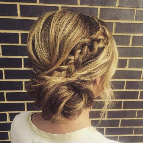 Messy+Side+Bun+With+A+Braid Formal Side Bun, Updo Cabello Natural, Messy Side Bun, Diy Updo, Side Bun Hairstyles, Side Updo, Side Bun, Bridesmaid Hair Updo, Braided Hairstyles Updo