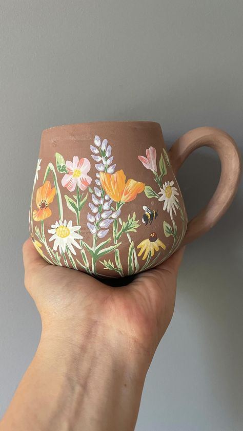 Painted Mugs Flowers, Aesthetic Clay Painting, Cute Mugs Ceramic, Painting Ceramic Mugs Diy, Ceramic Mug Designs Flower, Painting On Clay Pottery, Painted Flowers On Pottery, Paint On Cups Diy, Draw On Mug