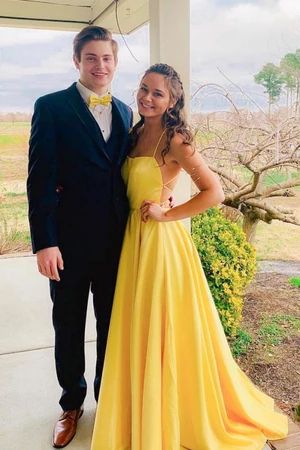 Yellow Prom Dresses Long, Prom Pictures Friends, Yellow Evening Dress, Prom Dress Yellow, Prom Vibes, Yellow Prom Dress, Yellow Prom Dresses, Yellow Evening Dresses, Pictures Friends