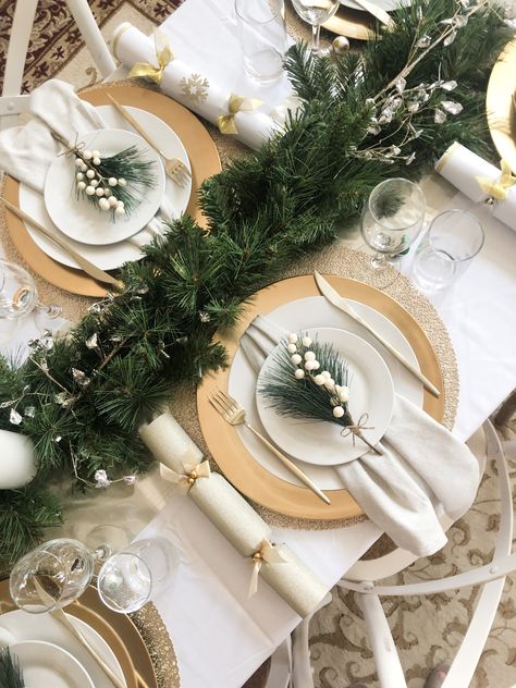 Beige Christmas Table Decor, Green And White Christmas Table Decor, Christmas Morning Table Setting, Green White Gold Christmas Decor, Christmas Setting Table, Boho Christmas Table Setting, Gold Christmas Table Settings, White And Gold Christmas Table, Christmas Table Gold