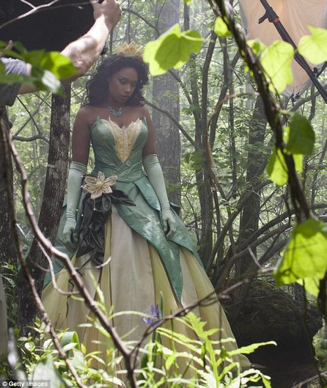 Tiana Photoshoot, Princess Tiana Costume, Princess Tiana Dress, Disney Costumes Diy, Tiana Dress, Tiana Disney, Best Couples Costumes, Disney Princess Tiana, Princess Photo