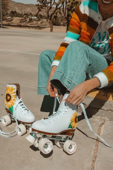 Skater Girl Aesthetic, Roller Skating Outfits, Skate Aesthetic, Retro Roller Skates, Skating Aesthetic, Roller Skate Shoes, Roller Shoes, Roller Skaters, Roller Girl