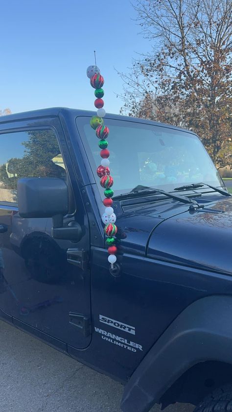 Christmas Jeep Tire, Jeep Wrangler Christmas Decorations, Christmas Jeep Decorations, Christmas Parade Truck Ideas, Jeep Decorations Interior, Decorate Jeep For Christmas, Jeep Christmas Decorations, Jeep Decorations, Wrangler Aesthetic