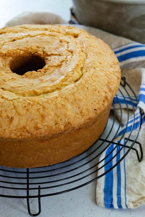 Classic Pound Cake Recipe, Million Dollar Pound Cake, Classic Pound Cake, Homemade Pound Cake, Cake Almond, Pound Cake Recipes Easy, A Southern Soul, Cake Rack, Cream Cheese Pound Cake