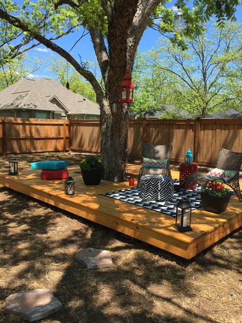 Floating deck around a tree. Deck Around Trees, Backyard Trees, Floating Deck, Wooden Deck, Landscape Designs, Backyard Projects, Deck Design, Diy Backyard, Backyard Design