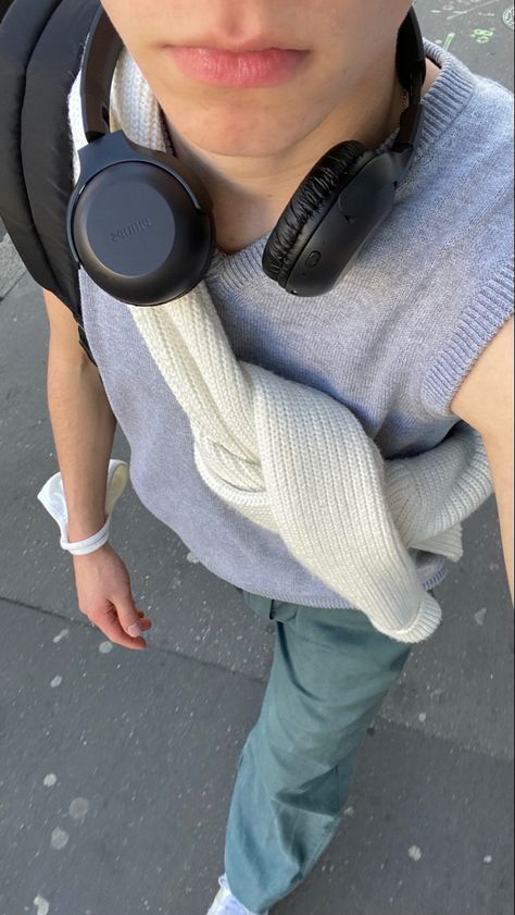 Earphones Aesthetic Boy, Headphones Aesthetic Men, Headphones Outfit, Headphone Outfit, Aesthetic Boy, Foto Ideas Instagram, Streetwear Men Outfits, Instagram Inspo, Poses For Men