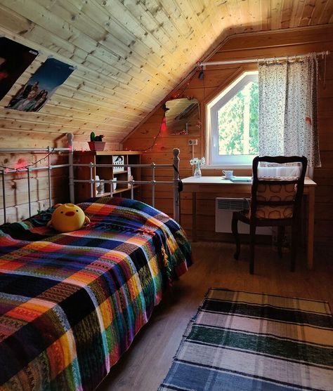 Under Roof Bedroom, Roof Room, Cabin Interiors, Single Bedroom, Ideas Casa, Attic Rooms, Cabins And Cottages, Home Decor Ideas Living Room, Ideas Living Room