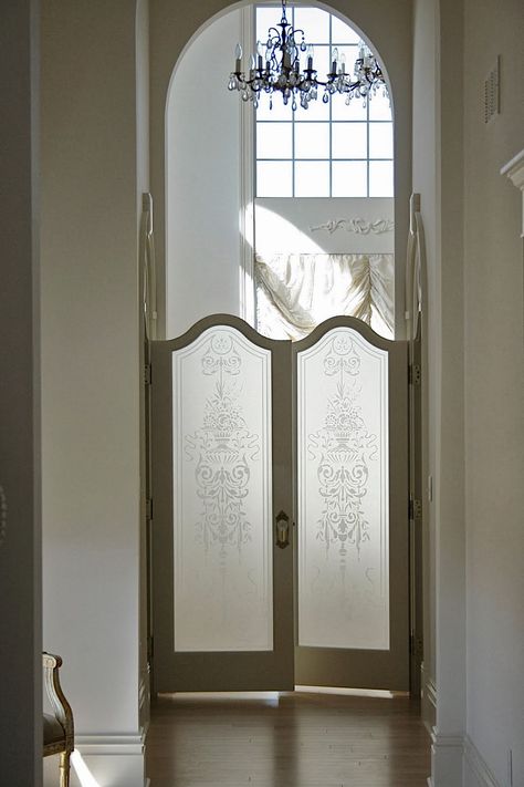 Cool Chic Style Fashion: Dècor inspiration | Romancing the Room Bathroom Saloon Doors, Saloon Doors Bathroom, Swinging Doors Kitchen, Elizabeth Wedding Dress, Cafe Doors, Toilet Closet, Saloon Doors, Elizabeth House, Etched Glass Door