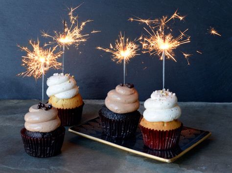 Sparkler Cupcakes, New Years Eve Party Ideas Food, Personal Desserts, New Years Eve Drinks, Vegan Wedding Cake, New Years Eve Food, New Year's Desserts, Sparkler Candles, New Year's Eve Recipes