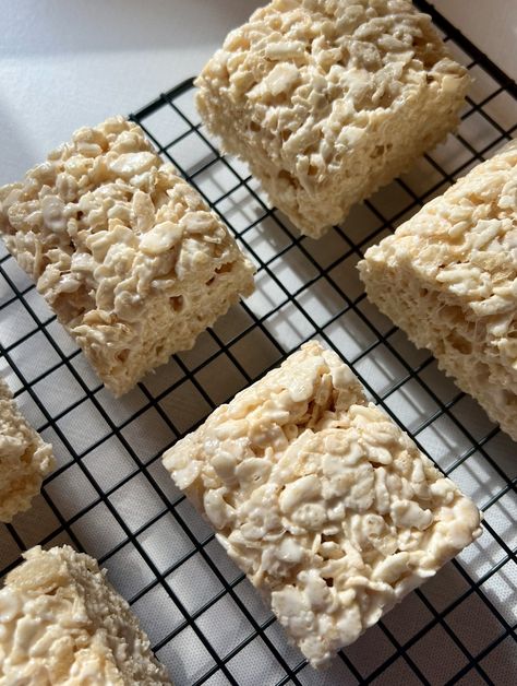 Protein Rice Crispy Treats Protein Rice Crispy, Protein Rice Crispy Treats, Protein Rice, Making Rice, Preworkout Snack, Protein Treats, Protein Desserts, Rice Crispy Treats, Crispy Treats