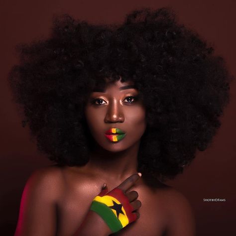 #TeamNatural (@teamnatural_) on Instagram: “"Motherlands" by DFams 🇬🇭 Photo @dfams  Model @thatdarkskingirl” Afro Natural, African Flag, Aesthetic Photoshoot, Kente Styles, Afro Puff, Natural Hair Beauty, Natural Hair Tips, Dark Skin Women, Black Natural Hairstyles