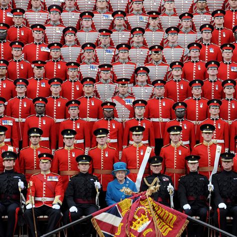 British Guard, Somerset Levels, Grenadier Guards, Queens Guard, British Army Uniform, British Uniforms, Rainha Elizabeth Ii, British Armed Forces, Royal Family England