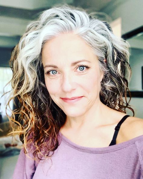 Grey Hair Journey, Grey Hair Care, Grey Hair Over 50, Grey Hair Dye, Grey Curly Hair, Grey Hair Transformation, Grey Hair Inspiration, Beautiful Gray Hair, Gray Hair Growing Out