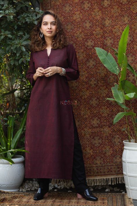 Tailored out of 100% premium cotton handloom kurta, Asvitha is a promise of comfort and smart feel to it. The sophisticated rich wine long kurta features dainty front potli buttons that add to its graceful allure. The elegant V neckline with collar neck, 1 side pockets and relaxed 3/4 sleeves add to its elegance. Straight Kurti Designs, Handloom Kurta, Office Wear Outfit, Indian Salwar Suit, Indian Salwar, Patterns Flowers, Long Kurta, Kurta Dress, A Line Kurta