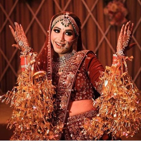 The Cutest Kaleera Photos We Spotted On Real Brides! Wedding Chura, Bridal Chura, Punjabi Bride, Wedding Girl, Indian Bridal Dress, Bridal Photoshoot, Indian Bridal Outfits, Bridal Bangles, Bridal Portrait