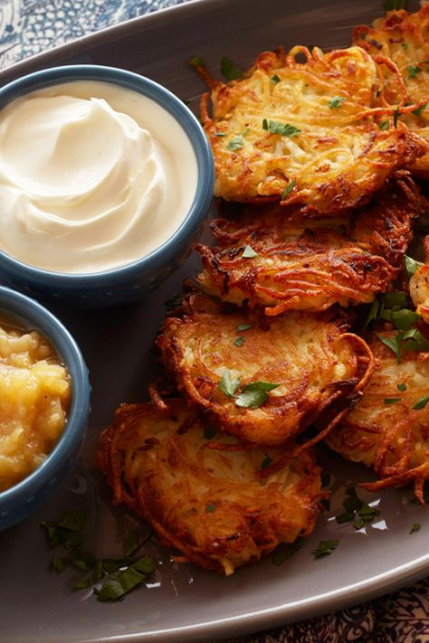 Potato Latke Recipe, Pear Sauce, Hanukkah Food, Matzo Meal, Potato Latkes, Potato Fritters, Potato Cakes, Fries In The Oven, Classic Food