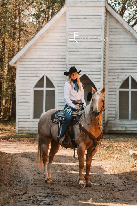 High School Rodeo, Farm Senior Pictures, Cowgirl Photography, Pictures With Horses, Rodeo Girls, Senior Ideas, Rodeo Horses, Senior Photo Poses, Farm Photography