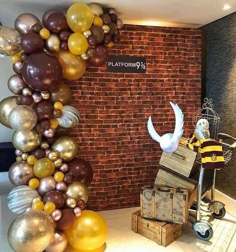 Balloon Arch Harry Potter, Harry Potter Theme Balloon Decoration, Baloon Decorations Harry Potter, Harry Potter Centerpiece Ideas Birthday, Harry Potter Photo Backdrop, Hogwarts Party Decoration, Harry Potter Backdrop Party Ideas, Harry Potter Theme Party Birthdays, Harry Potter Decorations Party Birthdays