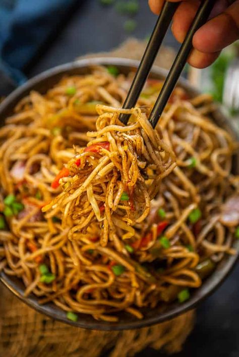 Haka Noodles Recipe, Veg Noodles Recipes, Haka Noodles, Hokkien Noodles Recipe, Hakka Recipe, Indian Noodles, Veg Hakka Noodles, Hakka Noodles Recipe, Tasty Noodles Recipe