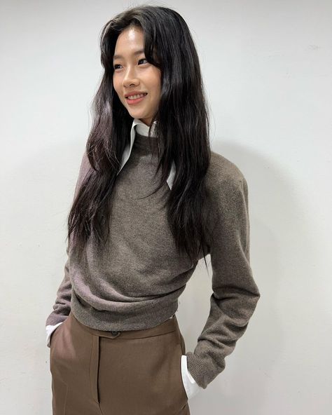 Hoyeon Outfits, V Shape Hair, Minimalist Fashion Photography, Hoyeon Jung, Low Maintenance Hair, Air Dry Hair, Stylish Haircuts, Great Hairstyles, Celebrity Design