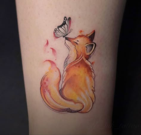 Fox And Bee Tattoo, Pretty Fox Tattoo, Creative Women Tattoos, Girly Fox Tattoo, Fox With Butterfly Tattoo, Fox And Sunflower Tattoo, Fox And Rose Tattoo, Fox Tattoo Shoulder, Cute Fox Tattoo Simple