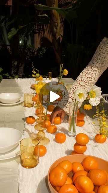 Kimberly Anne on Instagram: "Easy tablescape decor ideas when you’re hosting on a budget using @peelzcitrus 🍊 #peelzpartner #peelzcitrus" Fruit Table Centerpieces, Fun Tablescapes, Citrus Centerpieces, Easy Tablescape, Creative Tablescapes, Dinner Party Tablescapes, Table Scaping, Flower Fruit, Fruit Decor