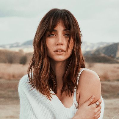 Camilla Morrone Hair Bangs, Jenna Coleman Curtain Bangs, Curtain Bangs Anne Hathaway, Adria Arjona Icon, Armpit Length Hair, Anadearmas Blonde Hair, Layered Haircuts With Bangs, Hair Inspiration Short, Dark Blonde Hair