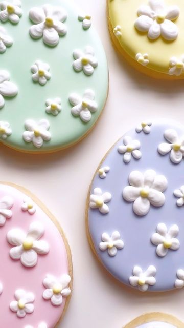 Easter Sugar Cookie Decorating Ideas, Easy Spring Cookies Decorated, Round Sugar Cookie Decorating Ideas, Circle Sugar Cookie Designs, Spring Cookies Decorated, Round Sugar Cookies, Spring Sugar Cookies, Cookie Flowers, Buttercream Cookies