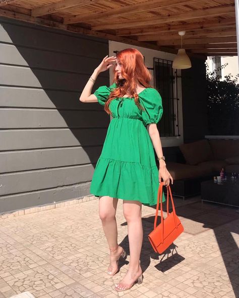 Red Hair Green Dress, Red Hair Orange, Summer Pose, Green Dress Outfit, Hair Orange, Green Summer Dresses, Summer Poses, Red Summer Dresses, Pose Idea