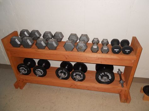 Stojak na ciężary dla komfortu i bezpieczeństwa. http://manmax.pl/stojak-na-ciezary-dla-komfortu/ Diy Weight Rack, Diy Dumbbell Rack, Dumbell Rack, Diy Dumbbell, Weight Stand, Home Gym Garage, Weight Rack, Diy Home Gym, Diy Gym