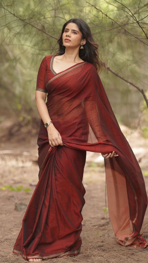 Exquisite Collection Of Cotton Saree For Office Wear Fancy Saree Photoshoot Poses, Cotton Saree Dress Design Ideas, Saree For Office Wear, Cotton Saree Designs Latest, Plain Saree Blouse Designs, Orange Saree Look, Simple Plain Saree, Professional Saree, Blouse Fitting