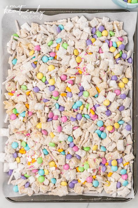 Easter Bunny Bait (Puppy Chow Mix) Easter Puppy Chow, Bunny Bait Recipe, Easter Muddy Buddies, Puppy Chow Mix, Easter Bunny Bait, Easter Deserts, Bunny Chow, Bunny Bait, Puppy Chow Recipes