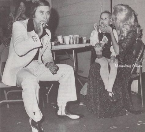 https://flic.kr/p/21J5vkq | George and Tammy and Georgette backstage at the 1976 CMA Awards George And Tammy, Country Western Singers, Tammy Wynette, Outlaw Country, Walking Tall, Elvis Presley Pictures, Western Music, Cma Awards, Oldies Music