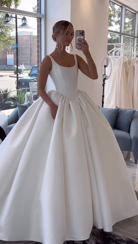 Ball Gown Silk Wedding Dress, Wedding Dresses Bustier, Satin Wedding Gown Ballgown, Classic Ballgown Wedding Dress Simple, Feminine Classic Wedding Dress, Duchess Wedding Dress, Simple Big Wedding Dress, Wedding Gowns With Bows, Classic Feminine Wedding Dress