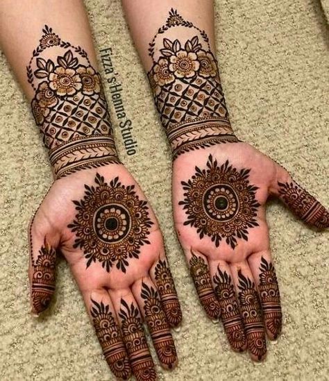 Simple Mehndi Designs For Bride, Indian Bridal Mehendi Designs, Back Mehendi Designs, Back Mehendi, Indian Bridal Mehendi, Portrait Mehendi, Floral Mehndi Design, Engagement Mehendi, Bride Henna