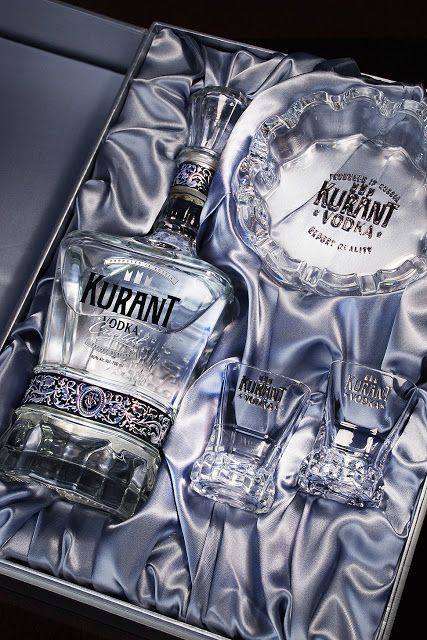 Kurant Vodka on Packaging of the World - Creative Package Design Gallery Liquor Packaging, Luxury Vodka, Jewelry Packaging Diy, Vodka Packaging, Sue Johnson, Pretty Alcoholic Drinks, Whisky Drinks, Premium Vodka, Alcohol Packaging