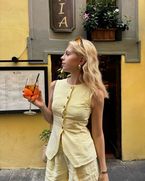 italy has fueled my aperol spritz obsession 🍹 • • european summer, italian summer, pinterest girl, vacation outfit, summer style, chic style, it girl style, pinterest aesthetic #europeansummer #italiansummer #pinterestgirl #vacationoutfit #itgirlstyle #summerstyle #summeroutfit Italian Girl Style, Vacation Outfit Summer, It Girl Style, Girl Vacation, Pinterest Aesthetic, Vacation Outfit, Summer Chic, Italian Summer, Aperol Spritz