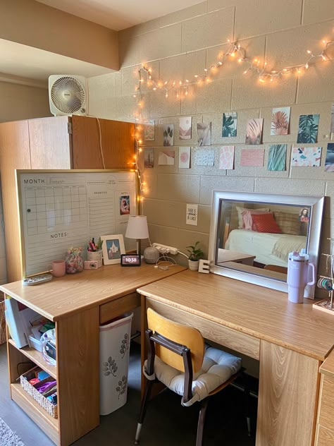 Cedarville University Dorm, Mizzou Dorm, Dorm Desk Ideas, Doorm Room Ideas, Dorm Cute, Dorm Room Bathroom, Cute Dorm Ideas, Pretty Dorm Room, Dorm Room Desk