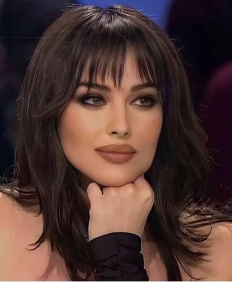 50 Women From All Around The World Who Are Known Internationally For Their Stunning Beauty Monica Belluci Hair Fringe, Feminine Makeup, Woman Images, Pic Beautiful, Arabian Beauty Women, Haircuts For Long Hair, Monica Bellucci, Long Curly Hair, Cute Makeup